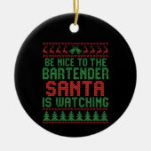 バーテンダーのサンタがプレゼントを見ているのに優しい セラミックオーナメント (正面)