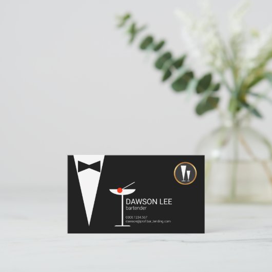 バーテンダーのタキシードのマルティーニスタイリッシュでシックなガラス 名刺 (スタンド正面)