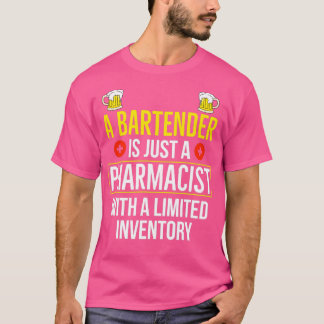 バーテンダーは限られた収入を持つ薬剤師にすぎない Tシャツ