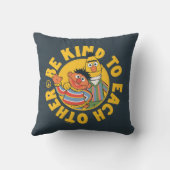 バートとアーニー |お互いに優しく クッション (裏面)