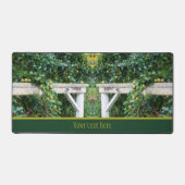 バートレットが木のオートンに浮かぶパーソナライズされた デスクマット (正面)