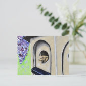 バードハウスのハガキ絵画に乗ったカエル ポストカード (スタンド正面)