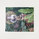 バードフィーダを襲撃するアライグマ タペストリー (正面(横))