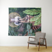 バードフィーダを襲撃するアライグマ タペストリー (インサイチュ(横))