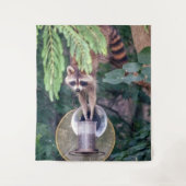 バードフィーダを襲撃するアライグマ タペストリー (正面)