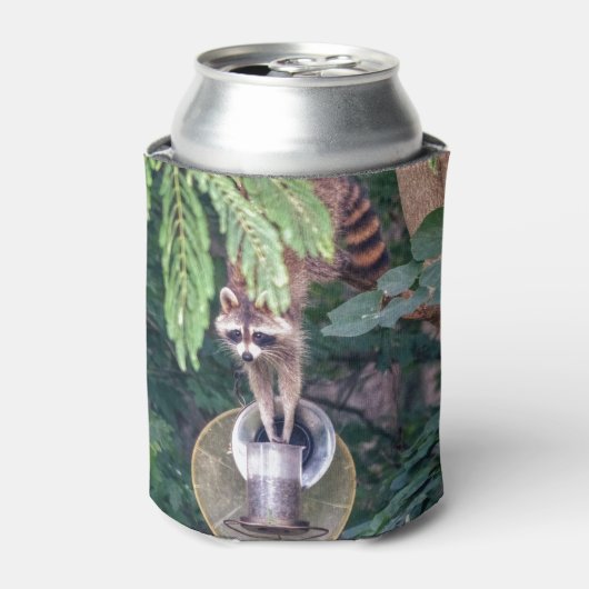 バードフィーダを襲撃するアライグマ 缶クーラー (缶正面)