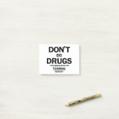 バーナード・サマーに現れる薬を使わない ポストイット (デスク上)