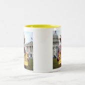 バーニーサンダースは私のヒーローかわいいチワホアプロテスター ツートーンマグカップ (中央)