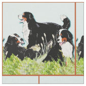 バーニーズの山犬の草の中 ファブリック (クローズアップ)