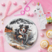 バーニーズ・マウンテン・ドッグが山でバイクに乗る ペーパープレート (パーティー)