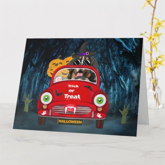 バーニーズ・マウンテン・ドッグが車を運転する怖いハロウィン カード (黄色い花)