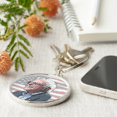 バーニー・サンダーズの政治キーチェーンに立つ キーホルダー (側面)