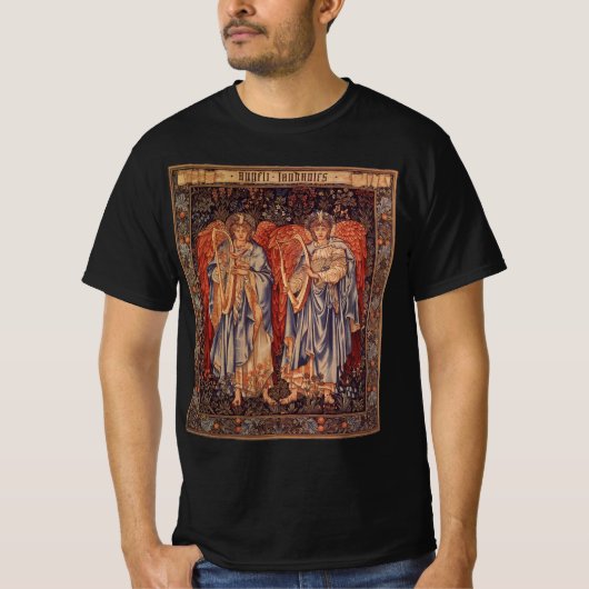 バーネ・ジョーンズによる「称賛の天使（Angeli Laudantes）」 Tシャツ (正面)