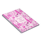 バービーコアピンクとホットピンクのファッションパターン ノートブック (右側)
