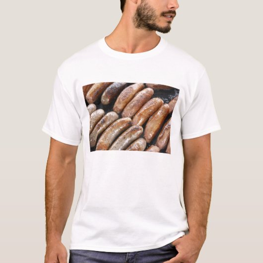 バーベキューでのソーセージ Tシャツ (正面)
