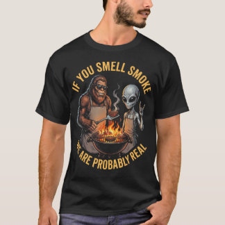 バーベキューでグリルするビッグフットとエイリアンのおかしな父の日デザイン Tシャツ