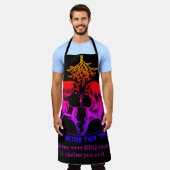 バーベキューでシックなエプロンをした女性 エプロン (着用した状態)