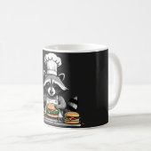 バーベキューでバンズをひっくり返す面白いアライグマ コーヒーマグカップ (正面右)