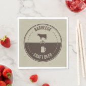 バーベキューとビール、BBQエンブレムバッジ スタンダードランチョンナプキン (インサイチュ)