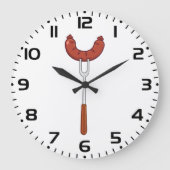 バーベキュー用フォークに刺さったグリルドソーセージ ラージ壁時計 (正面)