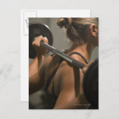 バーベルで運動する若い女性、後方視界 ポストカード (正面/裏面)