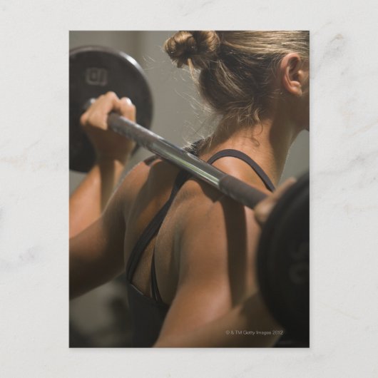 バーベルで運動する若い女性、後方視界 ポストカード (正面)