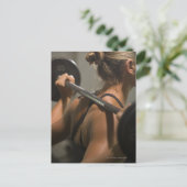 バーベルで運動する若い女性、後方視界 ポストカード (スタンド正面)