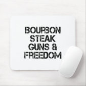 バーボンステーキガンとフリーダムアメリカ国旗のウイスキーPa マウスパッド (マウス)