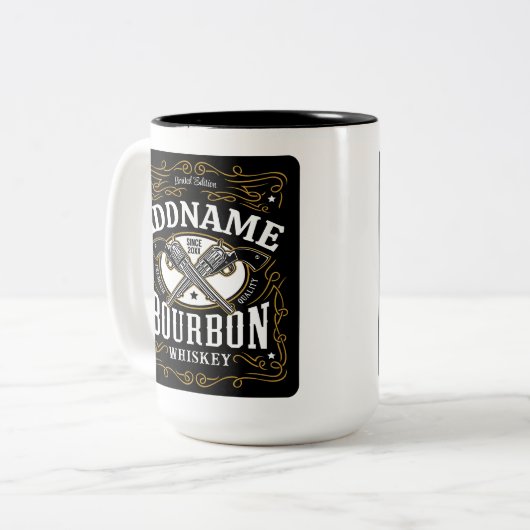 バーボンパーソナライズされたヴィンテージガンウイスキーラベル ツートーンマグカップ (正面左)