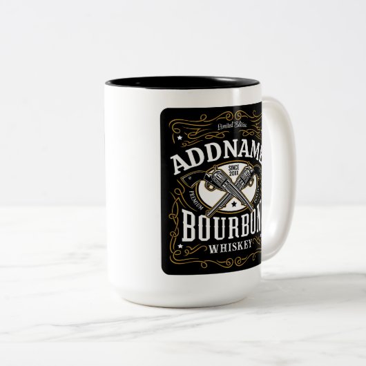 バーボンパーソナライズされたヴィンテージガンウイスキーラベル ツートーンマグカップ (正面右)