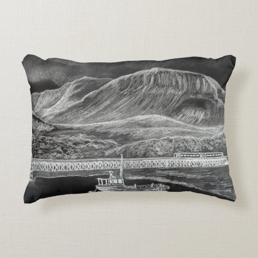 バーマスからカデールのアイドリス枕の方を見る アクセントクッション (正面)