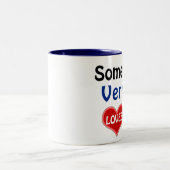 バーモントにいる誰かが私を愛している ツートーンマグカップ (中央)