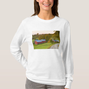 バーモント州ウッドストックのジェネファーム。秋。 Tシャツ
