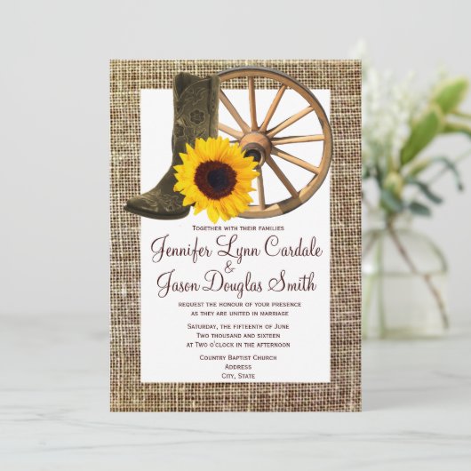 バーラップのカウボーイ・ブーツの荷馬車の車輪のヒマワリの結婚式 招待状 (スタンド正面)