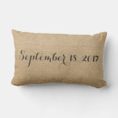 バーラップのヴィンテージのパーソナライズな結婚式は日付を示します ランバークッション (裏面)
