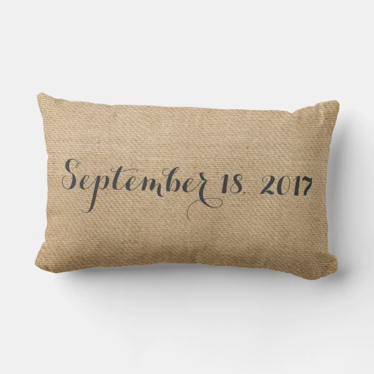 バーラップのヴィンテージのパーソナライズな結婚式は日付を示します ランバークッション (裏面)