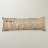 バーラップは結婚式の名前の日付のギフトを個人化します ボディピロー (裏面)