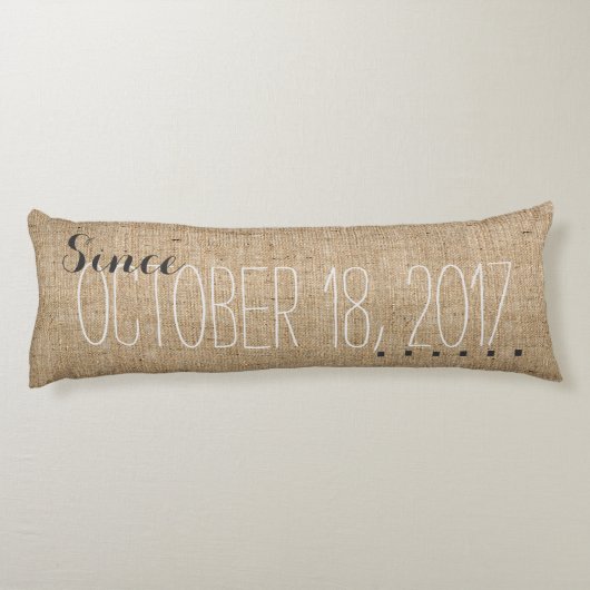 バーラップは結婚式の名前の日付のギフトを個人化します ボディピロー (裏面)