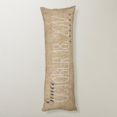 バーラップは結婚式の名前の日付のギフトを個人化します ボディピロー (裏面 (縦))