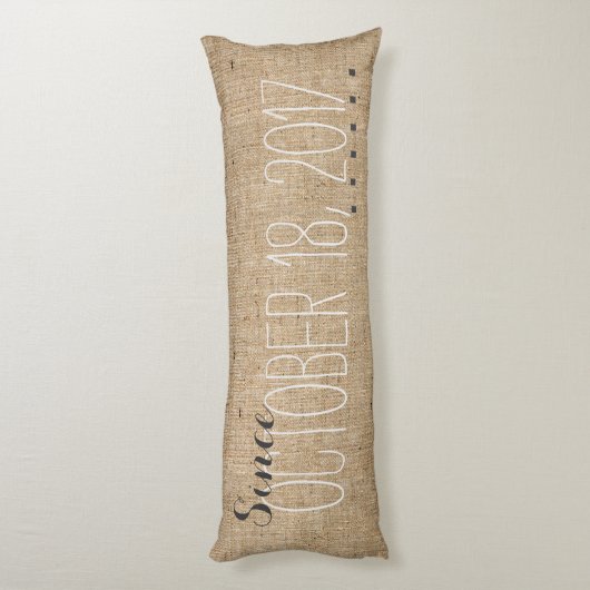 バーラップは結婚式の名前の日付のギフトを個人化します ボディピロー (裏面 (縦))