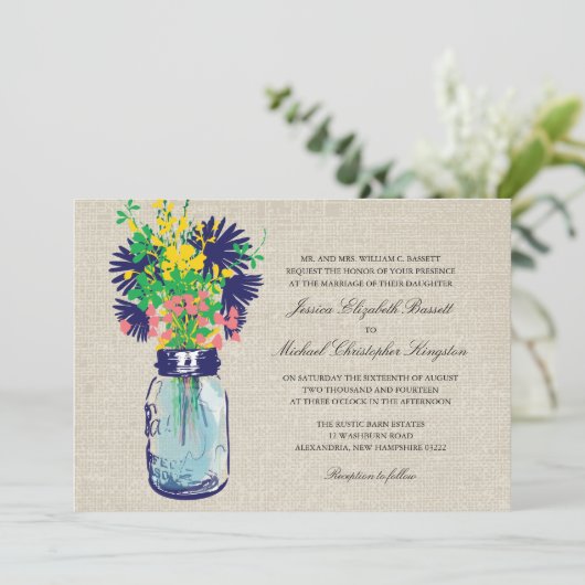 バーラップ素朴メイソンの瓶のワイルドフラワー結婚ズ 招待状 (スタンド正面)