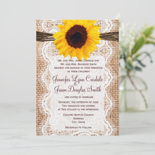 バーラップ素朴レースのトウィントヒマワリの結婚式の招待 招待状 (スタンド正面)