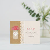 バーラップ、メーソンジャールのサンゴバラ結婚式RSVP インビテーションポストカード (スタンド正面)