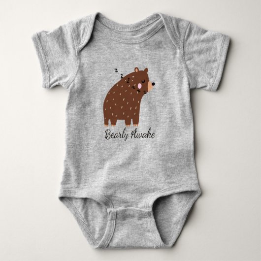 バーリーアウェイクおもしろい引用文かわいい漫画クマ動物 ベビーボディスーツ (正面)