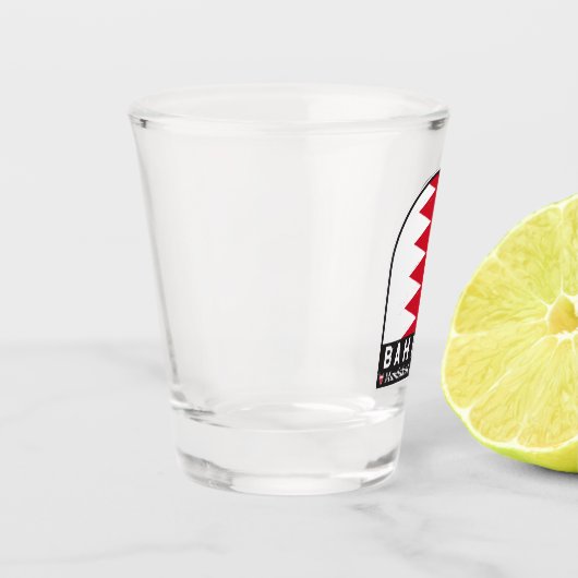 バーレーン国旗のエンブレム動揺してヴィンテージ ショットグラス (左)