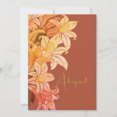 バーンオレンジ色の名前を付けるベビーガールフローラ 招待状 (裏面)