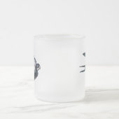 バーンスワロー飛んでいるイラストレーション フロストグラスマグカップ (中央)