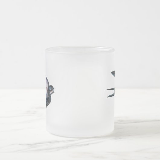 バーンスワロー飛んでいるイラストレーション フロストグラスマグカップ (中央)