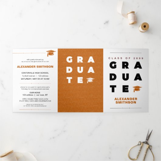 バーントオレンジ ボールド 卒業証書 文字＆帽子 三つ折り案内状 (外部)
