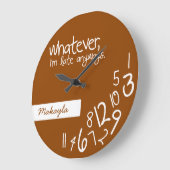 バーントオレンジ-何にせよ、遅いけど ラージ壁時計 (傾斜)